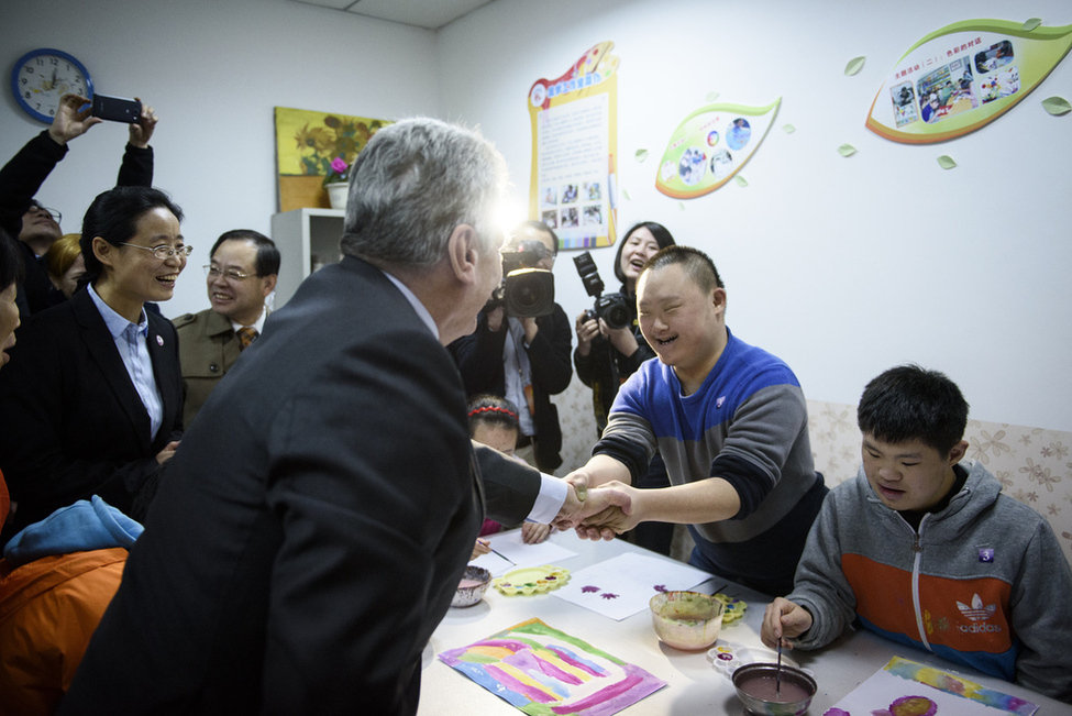 Bundespräsident Joachim Gauck bei der Begegnung mit Menschen des Shaanxi Huiling-Behindertenprojekts in Xi’an anlässlich des Staatsbesuchs in der Volksrepublik China 