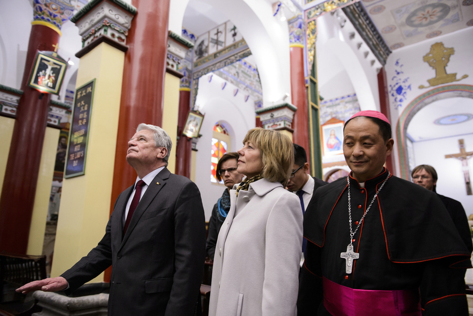 Bundespräsident Joachim Gauck und Daniela Schadt beim Gang durch die Heilige Franz von Assisi-Kathedrale mit dem Bischof von Xi’an, Anthony Dang, anlässlich des Staatsbesuchs in der Volksrepublik China 