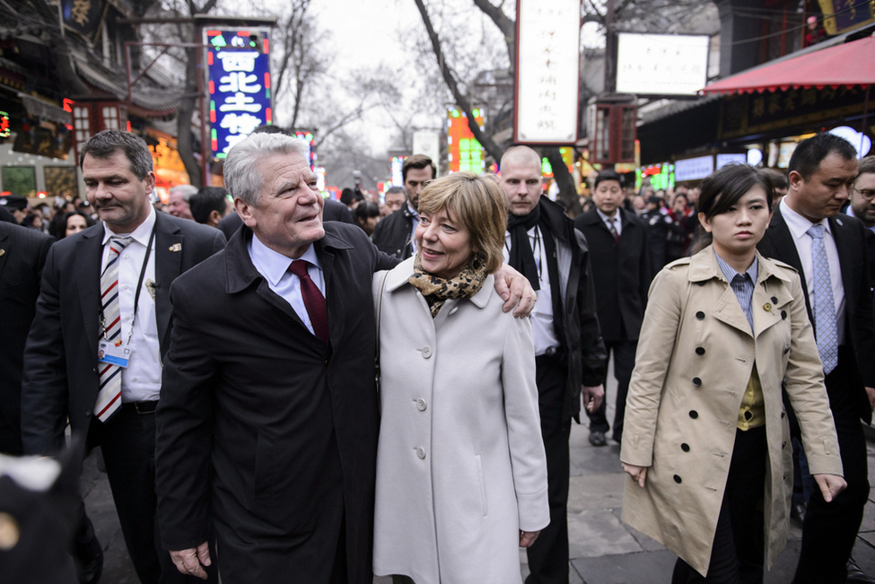 Bundespräsident Joachim Gauck und Daniela Schadt beim Gang über den Hui-Minderheiten-Markt von Xi’an anlässlich des Staatsbesuchs in der Volksrepublik China 