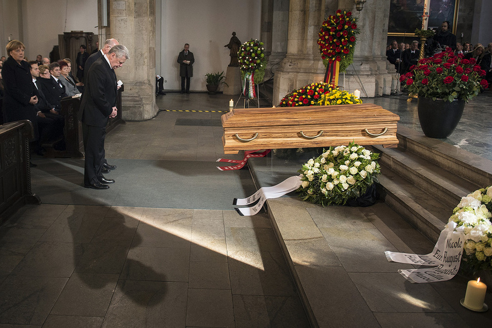 Bundespräsident Joachim Gauck hält vor dem Sarg inne bei der Trauerfeier für Außenminister a.D. Guido Westerwelle in der Basilika St. Aposteln in Köln 