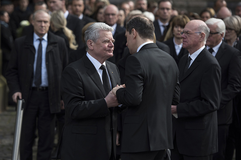 Bundespräsident Joachim Gauck drückt Michael Mronz, Ehemann von Guido Westerwelle, sein Beileid aus auf der Trauerfeier für den Außenminister a.D. vor der Basilika St. Aposteln in Köln 