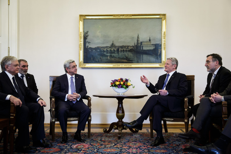 Bundespräsident Joachim Gauck beim Gespräch mit dem Präsidenten der Republik Armenien, Serzh Sargsyan, im Amtszimmer in Schloss Bellevue