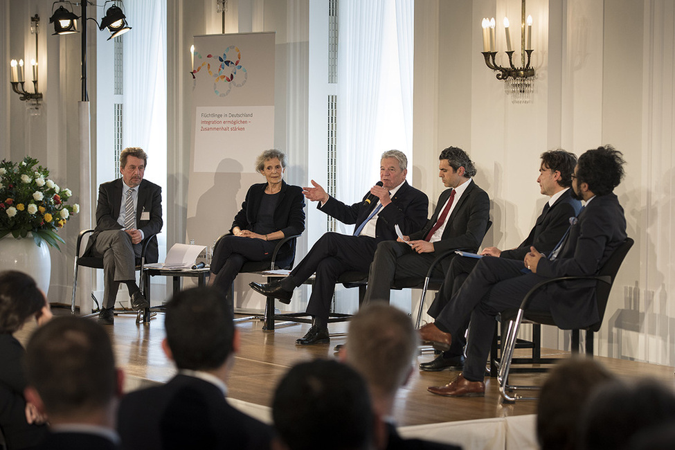 Podiumsdiskussion mit dem Bundespräsidenten 'Wie gelingt der gesellschaftliche Zusammenhalt? Was macht unsere Gesellschaft aus' beim Symposium 'Flüchtlinge in Deutschland: Integration ermöglichen – Zusammenhalt stärken' im Großen Saal von Schloss Bellevue