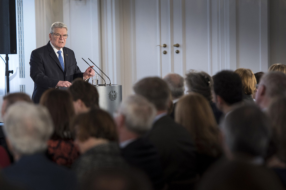 Bundespräsident Joachim Gauck hält eine Rede zur Eröffnung des Symposiums 'Flüchtlinge in Deutschland: Integration ermöglichen – Zusammenhalt stärken' im Großen Saal von Schloss Bellevue