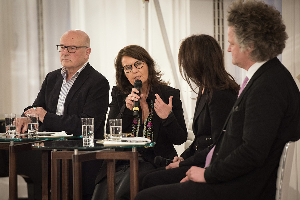 Gesprächsrunde mit Florian Henckel von Donnersmarck, Caroline Link, Volker Schlöndorff und Iris Berben als Moderatorin bei der Soiree 'Blicke auf Deutschland' zur Würdigung des deutschen Films im Großen Saal von Schloss Bellevue