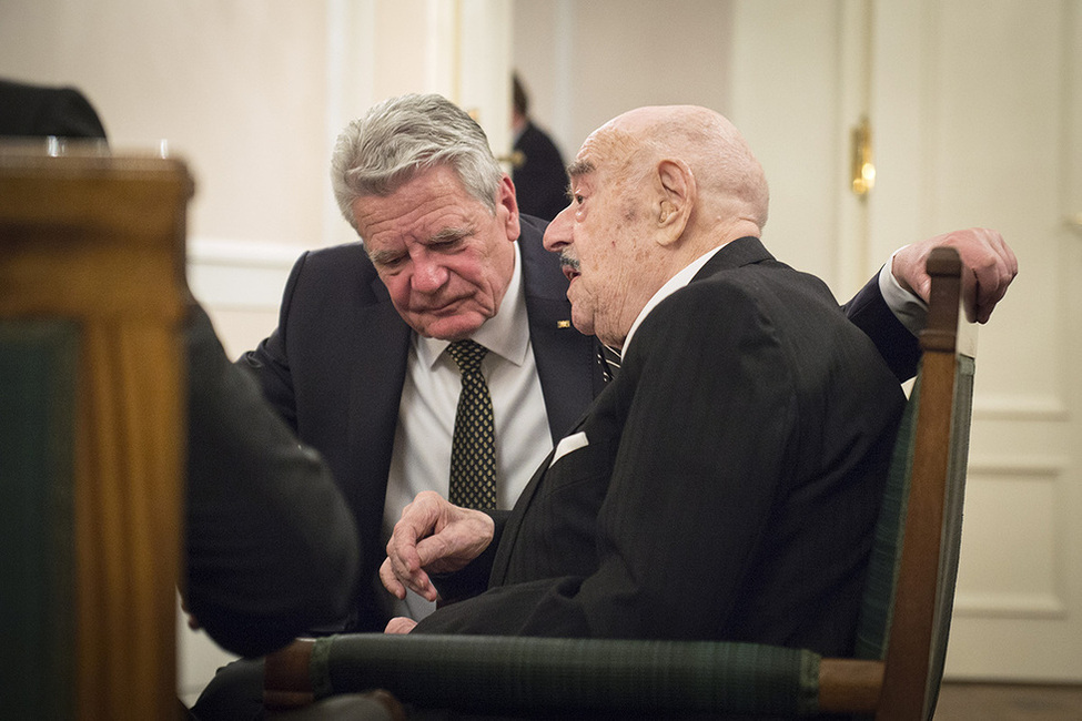 Bundespräsident Joachim Gauck im Gespräch mit Filmproduzent Artur „Atze“ Brauner auf dem Empfang der Soiree 'Blicke auf Deutschland' zur Würdigung des deutschen Films in Schloss Bellevue