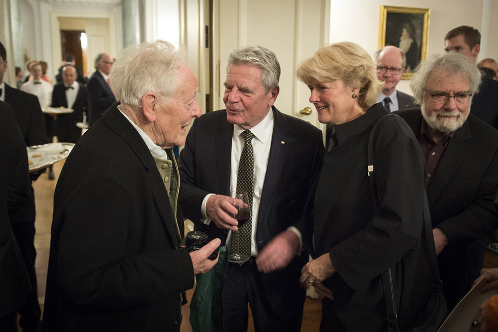 Bundespräsident Joachim Gauck im Gespräch mit Regisseur Hans-Jürgen Syberberg und Bundesministerin Monika Grütters auf dem Empfang der Soiree 'Blicke auf Deutschland' zur Würdigung des deutschen Films in Schloss Bellevue