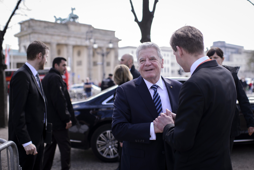 Bundespräsident Joachim Gauck begrüßt Uwe Neumärker, Direktor der Stiftung Denkmal für die ermordeten Juden Europas, anlässlich einer Kundgabe zum Welt-Roma-Tag am Denkmal für die im Nationalsozialismus ermordeten Sinti und Roma Europas in Berlin