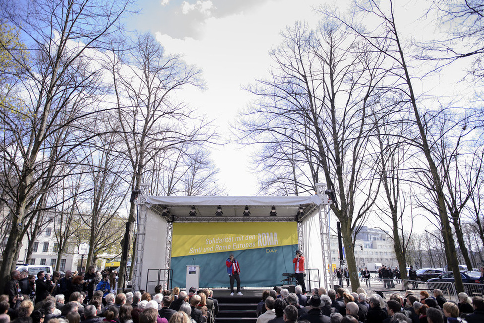 Musikalisches Bühnenprogramm am Denkmal für die im Nationalsozialismus ermordeten Sinti und Roma Europas anlässlich der Kundgebung zum Welt-Roma-Tag in Berlin