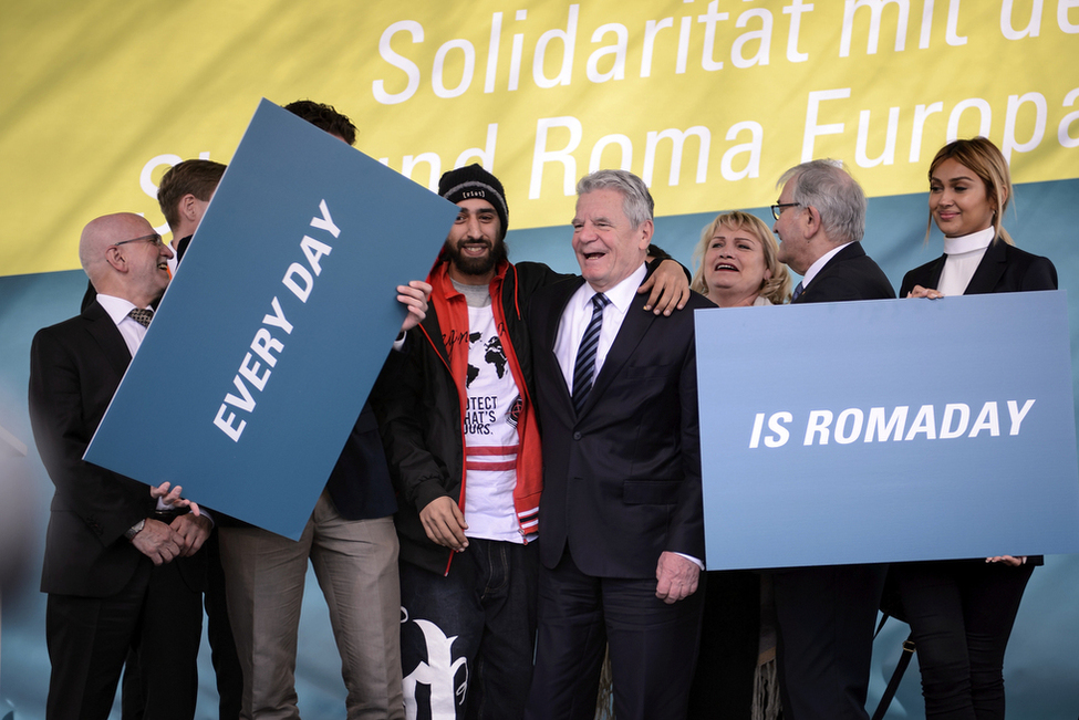 Bundespräsident Joachim Gauck bei seiner Teilnahme auf der Bühne an der Kundgebung anlässlich des Welt-Roma-Tages am Denkmal für die im Nationalsozialismus ermordeten Sinti und Roma Europas in Berlin