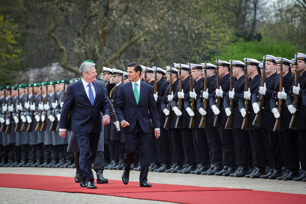 Bundespräsident Joachim Gauck begrüßt den Präsidenten der der Vereinigten Mexikanischen Staaten, Enrique Peña Nieto, mit militärischen Ehren im Park von Schloss Bellevue anlässlich des Staatsbesuchs