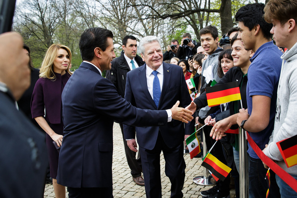 Bundespräsident Joachim Gauck und der Präsident der der Vereinigten Mexikanischen Staaten, Enrique Peña Nieto, bei der Begegnung mit Schülerinnen und Schülern der Friedenburg-Oberschule bei den militärischen Ehren im Schlosspark 