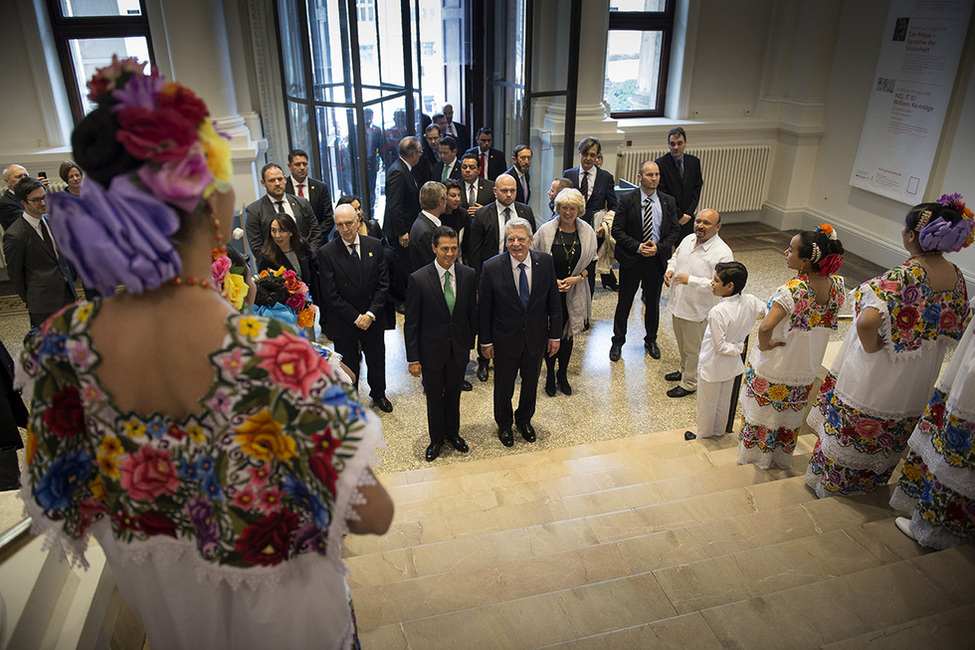 Bundespräsident Joachim Gauck und der Präsident der der Vereinigten Mexikanischen Staaten, Enrique Peña Nieto, beim gemeinsamen Besuch der Ausstellung "Die Maya – Sprache der Schönheit" im Martin-Gropius-Bau im Rahmen des Auftakts des Mexikojahres