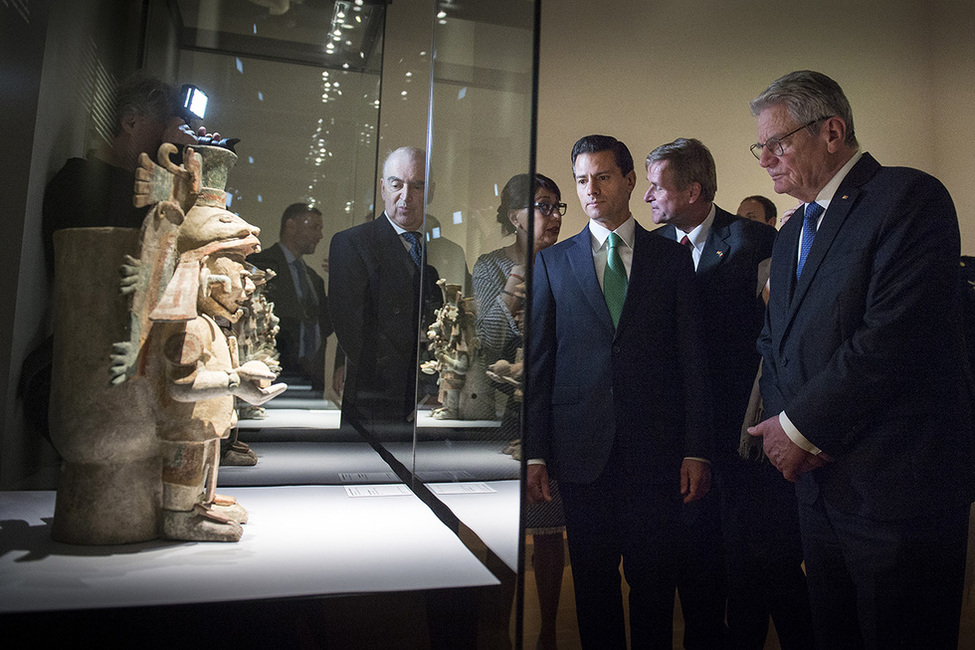 Bundespräsident Joachim Gauck und der Präsident der der Vereinigten Mexikanischen Staaten, Enrique Peña Nieto, beim gemeinsamen Rundgang durch die Ausstellung "Die Maya – Sprache der Schönheit" im Martin-Gropius-Bau im Rahmen des Auftakts des Mexikojahres