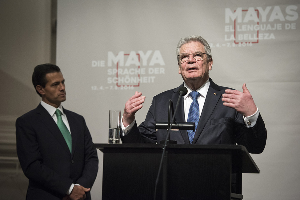 Bundespräsident Joachim Gauck und der Präsident der der Vereinigten Mexikanischen Staaten, Enrique Peña Nieto, beim einer gemeinsamen Begegnung mit der Presse bei der Ausstellung "Die Maya – Sprache der Schönheit" im Martin Gropius Bau in Berlin 