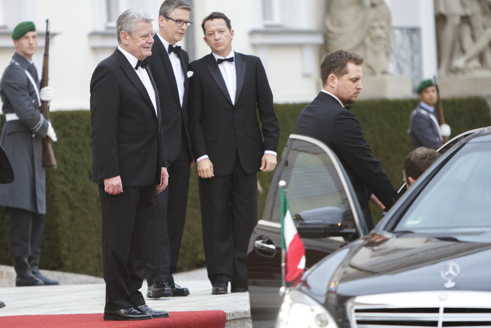 Bundespräsident Joachim Gauck empfängt den Präsidenten der der Vereinigten Mexikanischen Staaten, Enrique Peña Nieto, und seine Ehefrau, Angélica Rivera de Peña, am Schlossportal anlässlich des Staatsbanketts in Schloss Bellevue