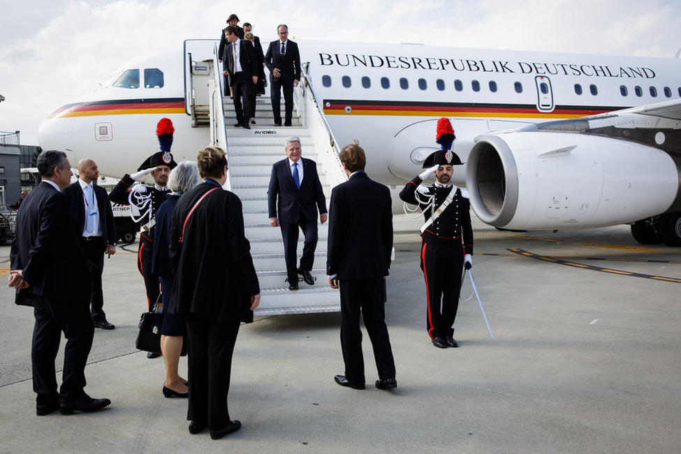 Bundespräsident Joachim Gauck bei seiner Ankunft am Flughafen Turin anlässlich des Italienisch-Deutschen Dialogforums 2016