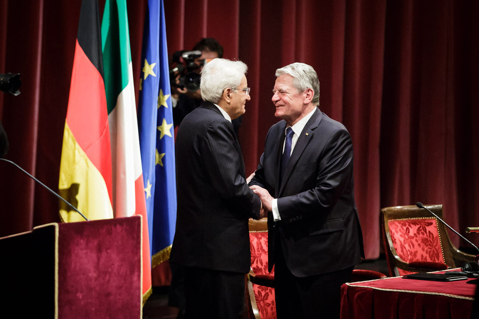 Bundespräsident Joachim Gauck und der Präsident der Italienischen Republik, Sergio Mattarella, begegnen sich bei der Abschlussveranstaltung des Italienisch-Deutschen Dialogforums 2016 im Theatersaal des Teatro Regio in Turin