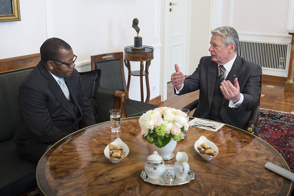 Bundespräsident Joachim Gauck im Gespräch mit Pantaleón Mayiboro Mico Nchama aus der Republik Äquatorialguinea im Salon Luise anlässlich der Botschafterakkreditierung in Schloss Bellevue