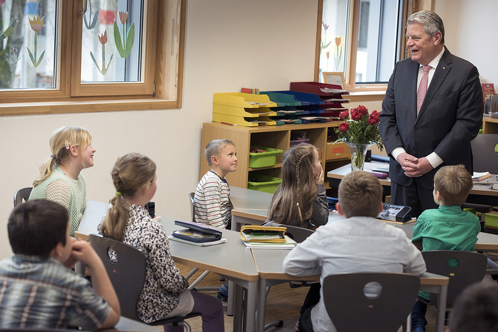 Bundespräsident Joachim Gauck begegnet Schülerinnen und Schülern der Lucas-Cranach-Grundschule in Kronach anlässlich des Besuchs in Oberfranken zum Thema 'Verantwortung vor Ort – Engagement in den Kommunen'