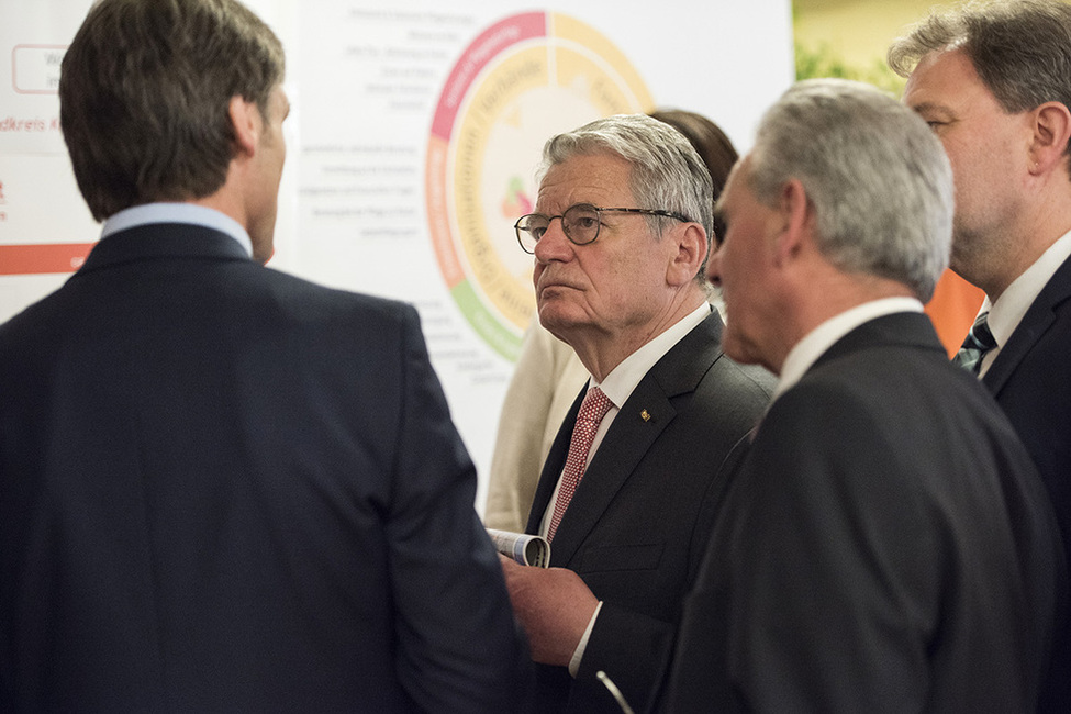 Bundespräsident Joachim Gauck informiert sich in der Senioreneinrichtung des Mehrgenerationenhauses Kronach anlässlich seines Besuchs in Oberfranken zum Thema 'Verantwortung vor Ort – Engagement in den Kommunen'