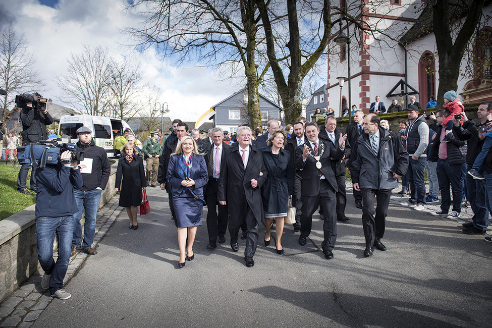 Bundespräsident Joachim Gauck und Daniela Schadt beim Rundgang durch Neufang anlässlich des Besuchs in Oberfranken zum Thema 'Verantwortung vor Ort – Engagement in den Kommunen'