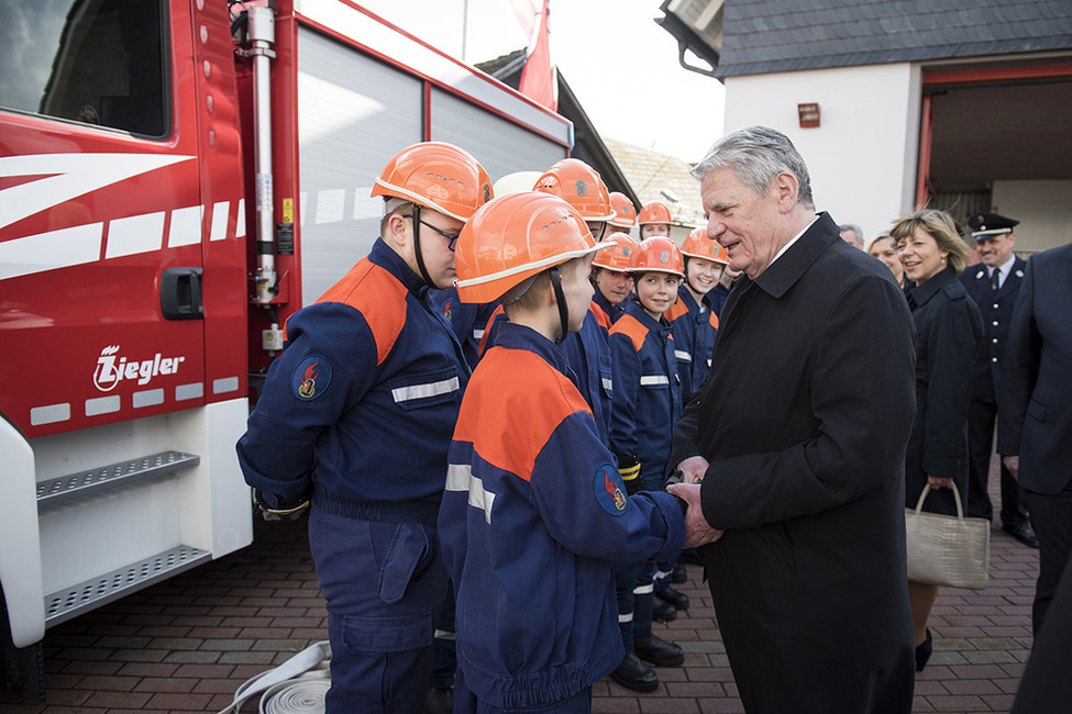 Bundespräsident Joachim Gauck und Daniela Schadt begegnen der Freiwilligen Feuerwehr von Neufang anlässlich des Besuchs in Oberfranken zum Thema 'Verantwortung vor Ort – Engagement in den Kommunen'