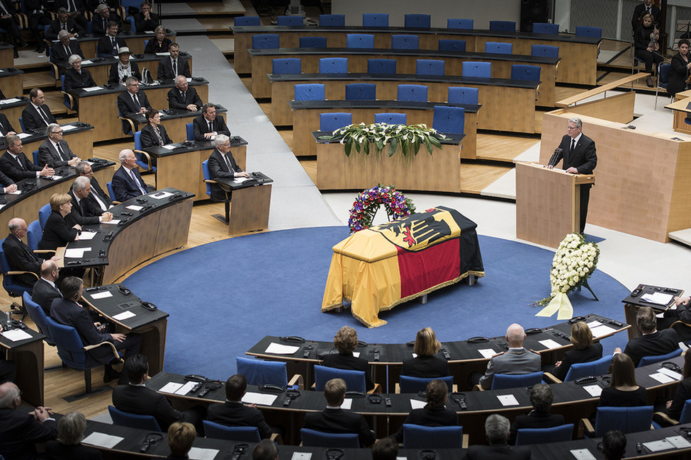 Bundespräsident Joachim Gauck bei seiner Ansprache im Plenargebäude des World Conference Center Bonn anlässlich des Staatsakts für Bundesminister a.D. Hans-Dietrich Genscher in Bonn 