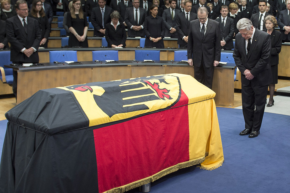 Bundespräsident Joachim Gauck verneigt sich vor dem Sarg des verstorbenen Bundesminister a.D. Hans-Dietrich Genscher im Plenargebäude des World Conference Center Bonn anlässlich des Staatsakts in Bonn 