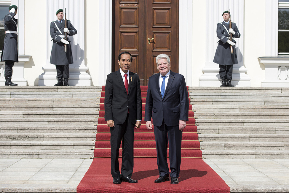 Bundespräsident Joachim Gauck begrüßt den Präsidenten der Republik Indonesien, Joko Widodo, am Schlossportal von Schloss Bellevue