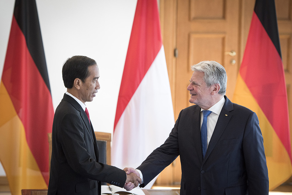 Bundespräsident Joachim Gauck beim Eintrag in das Gästebuch mit Joko Widodo, Präsident der Republik Indonesien, in der Galerie von Schloss Bellevue