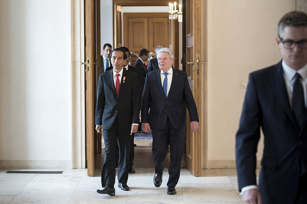 Bundespräsident Joachim Gauck beim Gang ins Amtszimmer mit Joko Widodo, Präsident der Republik Indonesien, in Schloss Bellevue