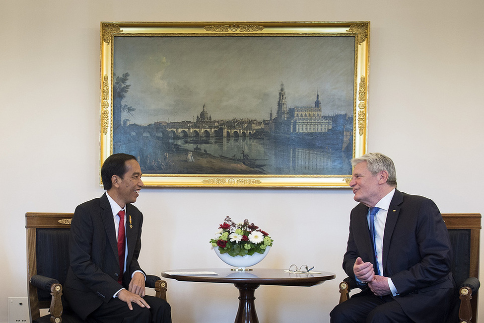 Bundespräsident Joachim Gauck im Gespräch mit Joko Widodo, Präsident der Republik Indonesien, im Amtszimmer in Schloss Bellevue