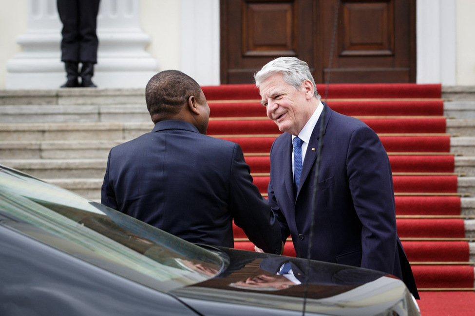 Bundespräsident Joachim Gauck begrüßt den Präsidenten der Republik Mosambik, Filipe Jacinto Nyusi, am Schlossportal von Schloss Bellevue