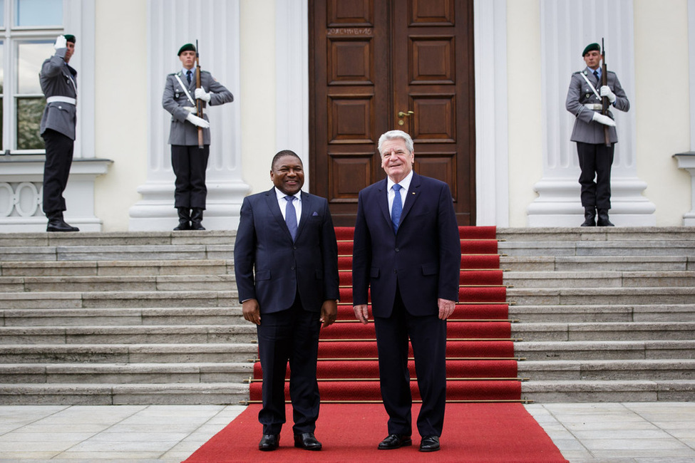 Bundespräsident Joachim Gauck begrüßt den Präsidenten der Republik Mosambik, Filipe Jacinto Nyusi, am Schlossportal von Schloss Bellevue