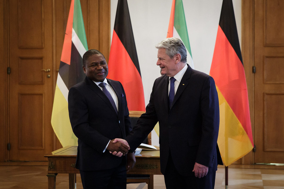 Bundespräsident Joachim Gauck und der Präsident der Republik Mosambik, Filipe Jacinto Nyusi, beim Eintrag ins Gästebuch in der Galerie von Schloss Bellevue