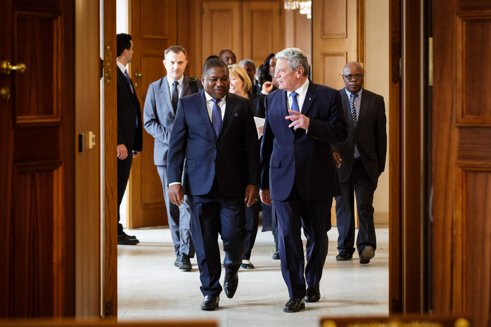 Bundespräsident Joachim Gauck beim Gang ins Amtszimmer mit dem Präsidenten der Republik Mosambik, Filipe Jacinto Nyusi, in Schloss Bellevue