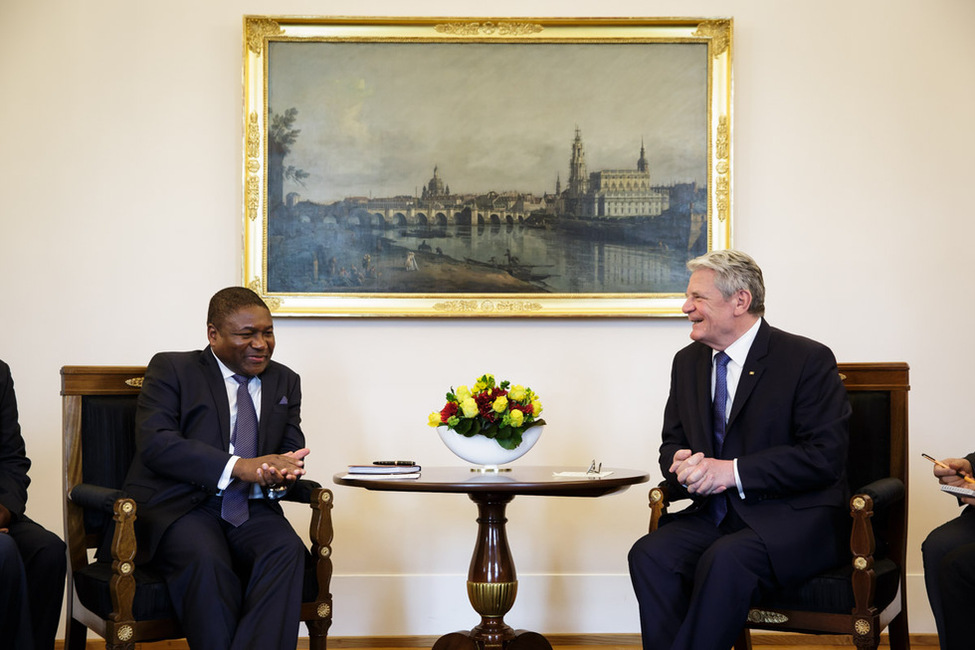Bundespräsident Joachim Gauck beim Gesprächmit dem Präsidenten der Republik Mosambik, Filipe Jacinto Nyusi, im Amtszimmer von Schloss Bellevue