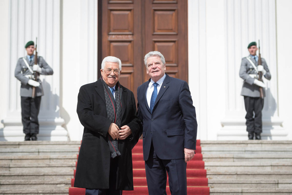 Bundespräsident Joachim Gauck begrüßt den palästinensischen Präsidenten, Mahmoud Abbas, am Schlossportal von Schloss Bellevue