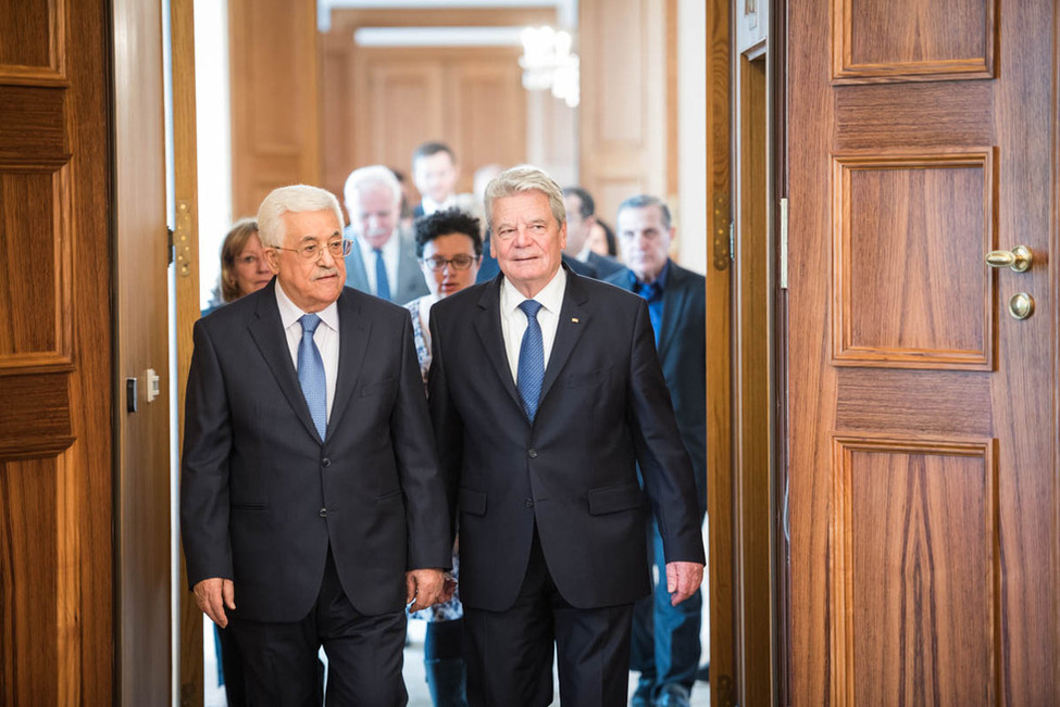 Bundespräsident Joachim Gauck beim Gang ins Amtszimmer mit dem palästinensischen Präsidenten, Mahmoud Abbas, in Schloss Bellevue