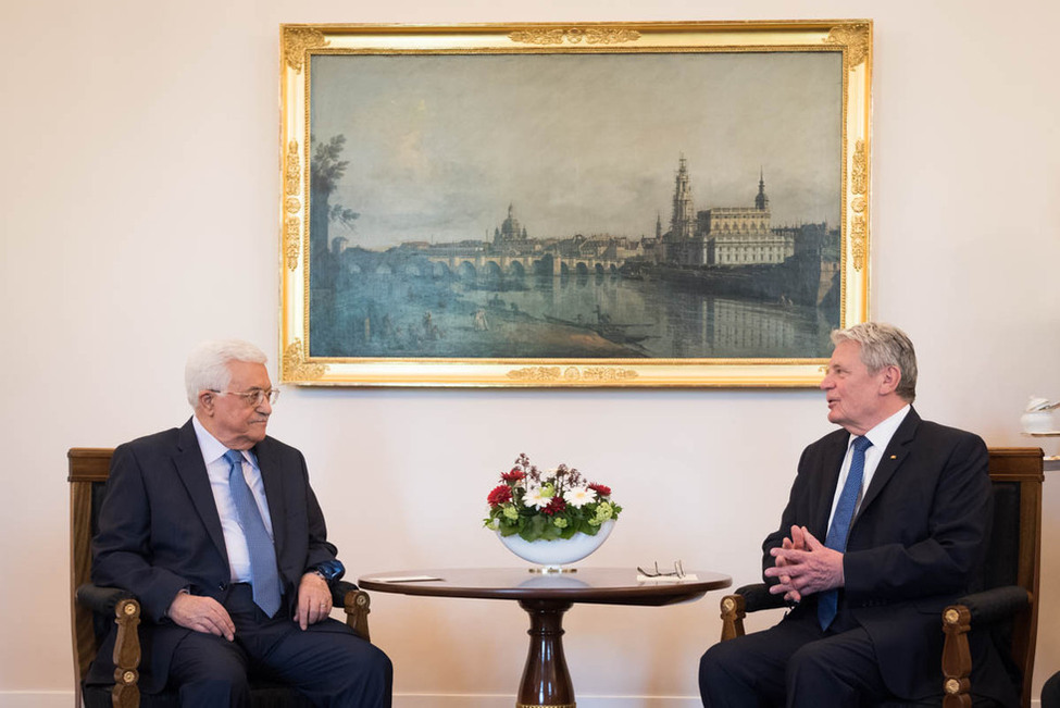 Bundespräsident Joachim Gauck beim Gespräch mit dem palästinensischen Präsidenten, Mahmoud Abbas, im Amtszimmer von  Schloss Bellevue