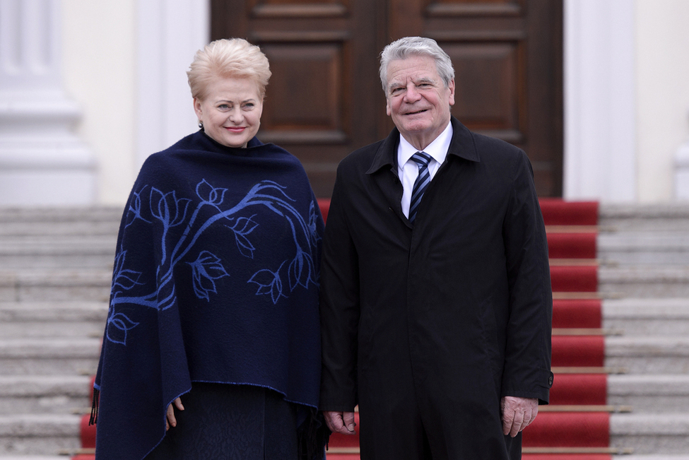 Bundespräsident Joachim Gauck begrüßt die Präsidentin der Republik Litauen, Dalia Grybauskaitė, am Schlossportal von Schloss Bellevue anlässlich des Staatsbesuchs
