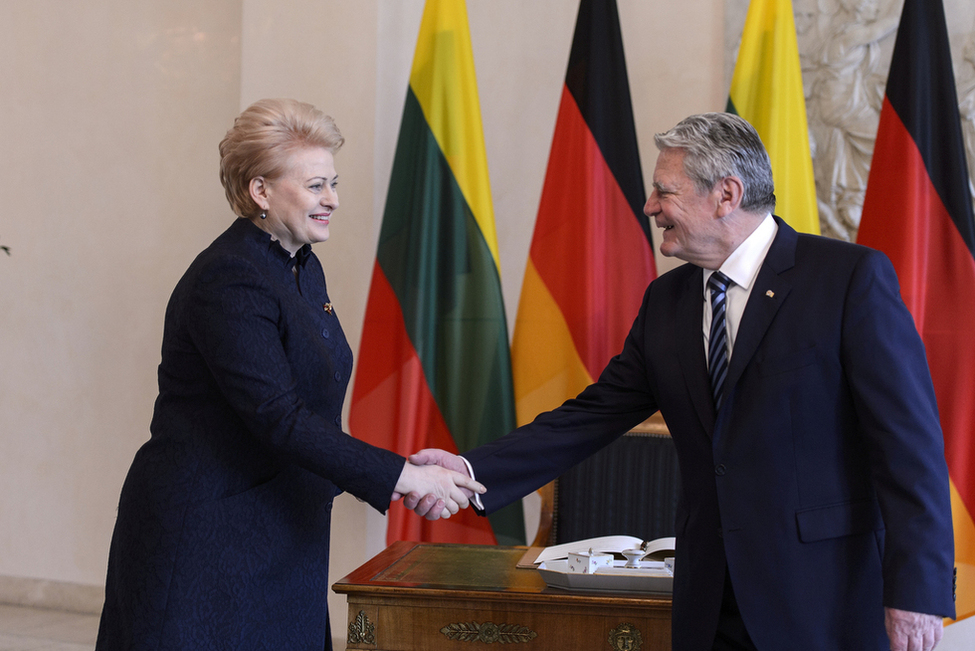 Bundespräsident Joachim Gauck bei dem Eintrag ins Gästebuch der Präsidentin der Republik Litauen, Dalia Grybauskaitė, in der Eingangshalle von Schloss Bellevue anlässlich des Staatsbesuchs