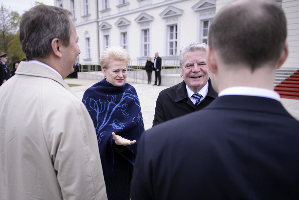 Bundespräsident Joachim Gauck und die Präsidentin der Republik Litauen, Dalia Grybauskaitė, bei der Vorstellung der Delegation auf der Terrasse im Schlosspark von Schloss Bellevue anlässlich des Staatsbesuchs