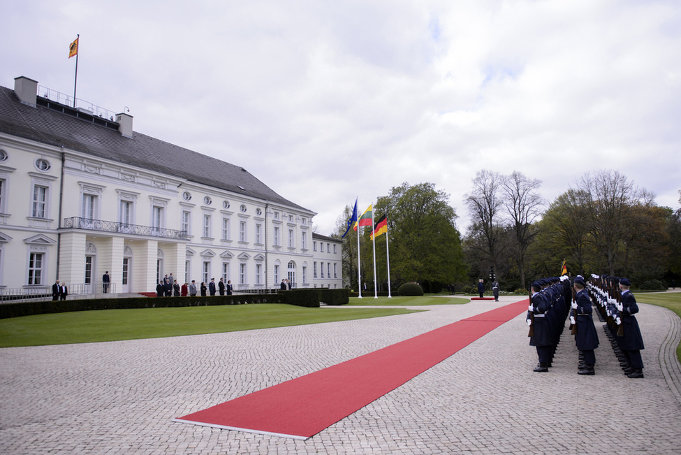 Bundespräsident Joachim Gauck begrüßt die Präsidentin der Republik Litauen, Dalia Grybauskaitė, mit militärischen Ehren im Park von Schloss Bellevue anlässlich des Staatsbesuchs