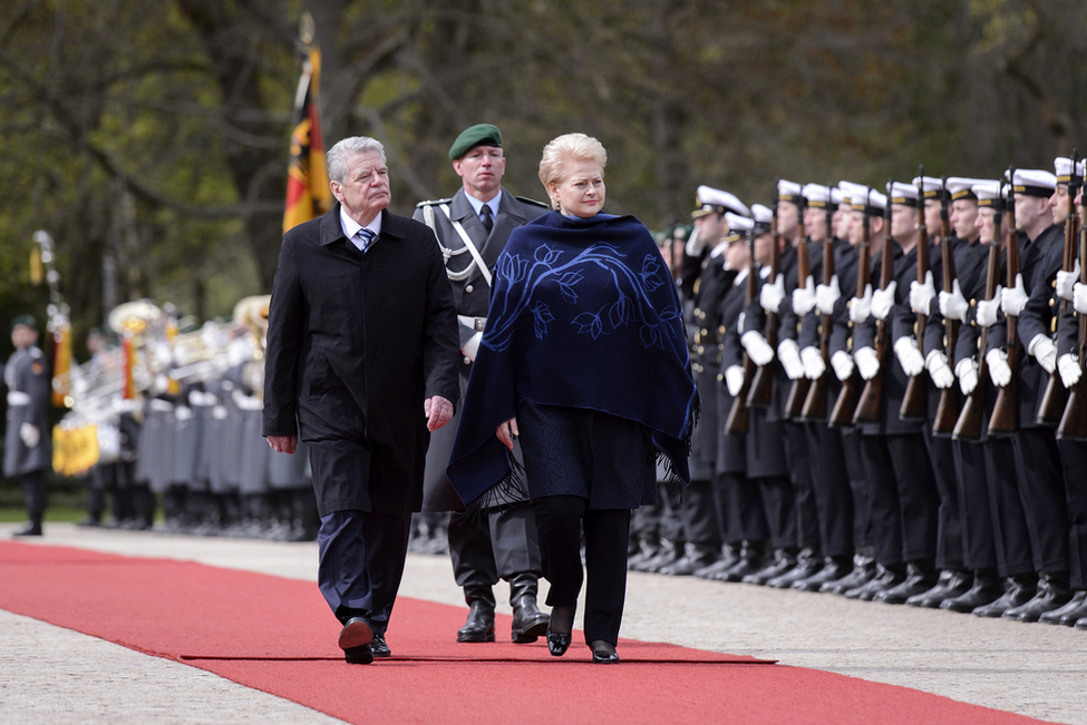 Bundespräsident Joachim Gauck begrüßt die Präsidentin der Republik Litauen, Dalia Grybauskaitė, mit militärischen Ehren im Park von Schloss Bellevue anlässlich des Staatsbesuchs