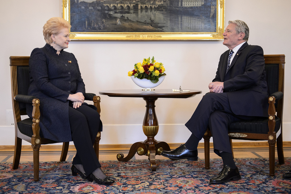 Bundespräsident Joachim Gauck beim Gespräch mit der Präsidentin der Republik Litauen, Dalia Grybauskaitė, im Amtszimmer von Schloss Bellevue anlässlich des Staatsbesuchs