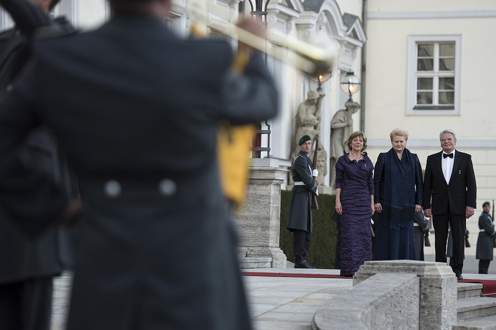 Bundespräsident Joachim Gauck und Daniela Schadt begrüßen die Präsidentin der Republik Litauen, Dalia Grybauskaitė, zum Staatsbankett in Ihren Ehren am Schlossportal von Schloss Bellevue anlässlich des Staatsbesuchs