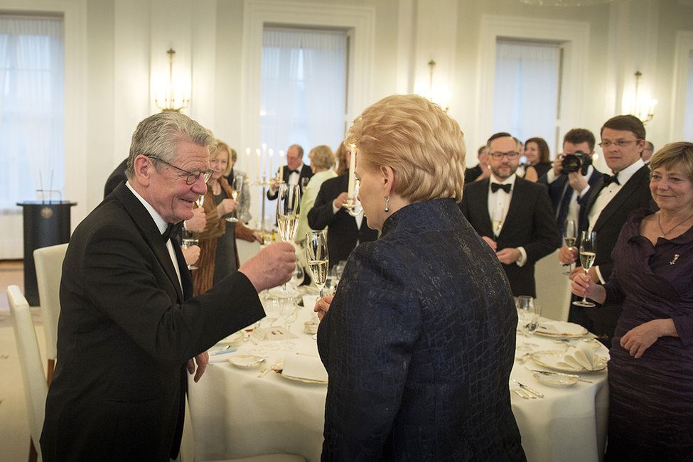 Bundespräsident Joachim Gauck beim Toast beim Staatsbankett zu Ehren der Präsidentin der Republik Litauen, Dalia Grybauskaitė, im Großen Saal von Schloss Bellevue anlässlich des Staatsbesuchs