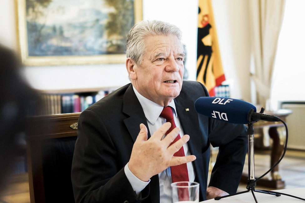Bundespräsident Joachim Gauck bei einem Interview mit Stephan Detjen vom Deutschlandfunk im Amtszimmer in Schloss Bellevue